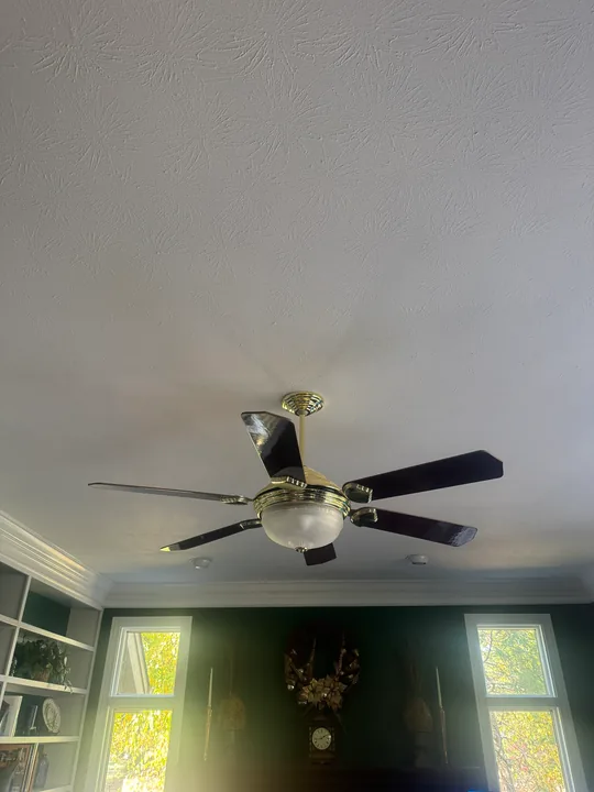 Ceiling fan and recessed light fixtures in a room