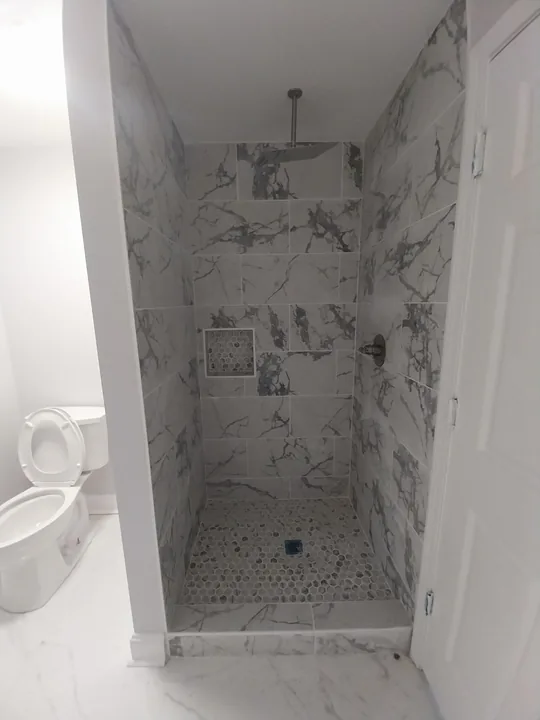 Light stone-look shower tile and recessed niches during installation