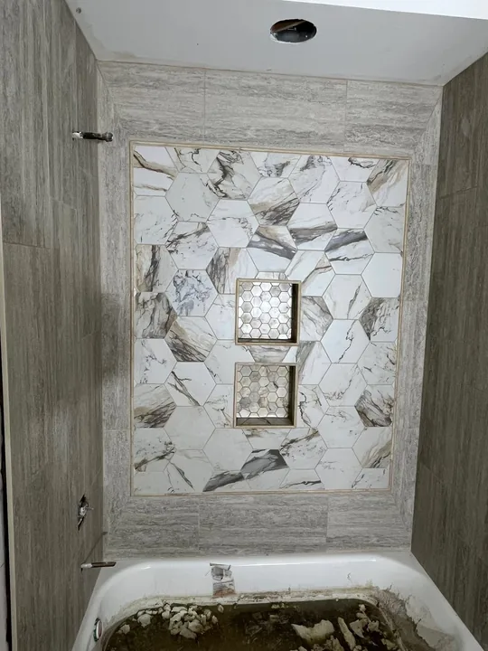 Light stone-look shower tile and recessed niches during installation