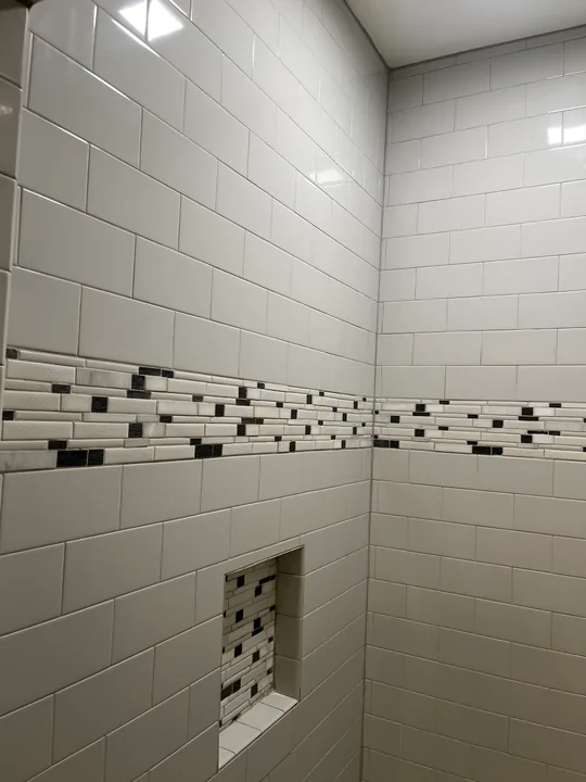 Tiled shower, patterned accent band and recessed shower light