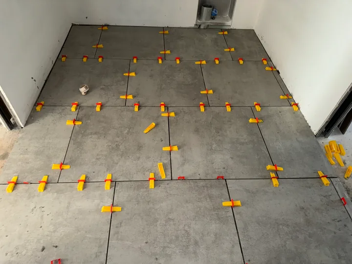 Large floor tiles, leveling spacers and floor preparation