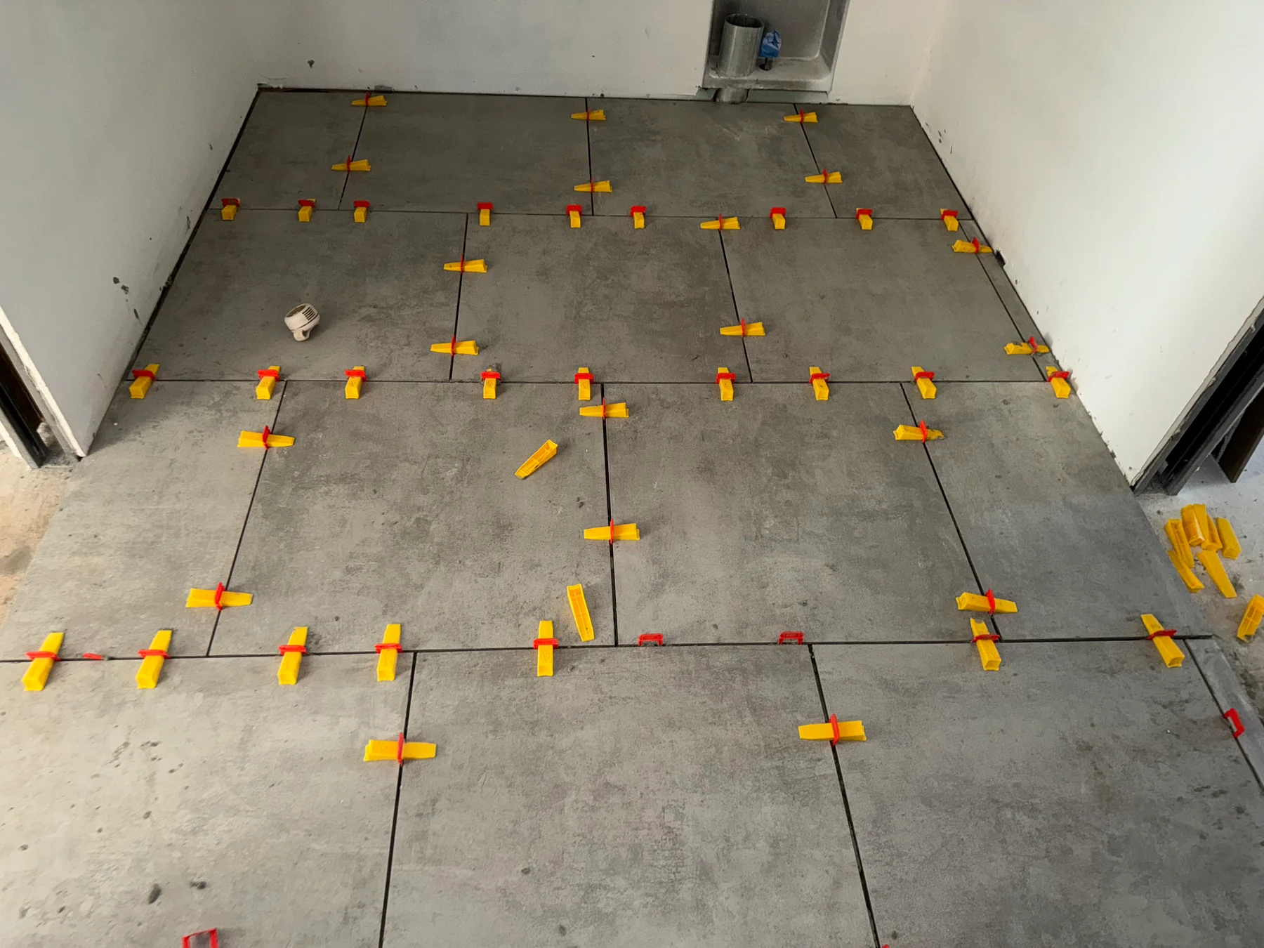 Large floor tiles, leveling spacers and floor preparation