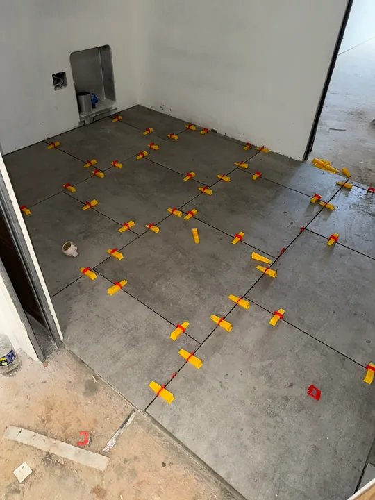 Large floor tiles, leveling spacers and floor preparation